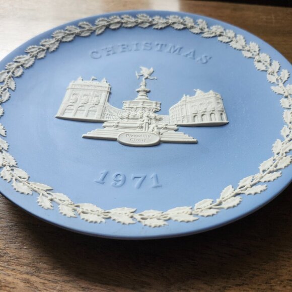 Wedgwood Jasperware London Series Annual Christmas Plate, 1971 Piccadilly Circus - Picture 5 of 5